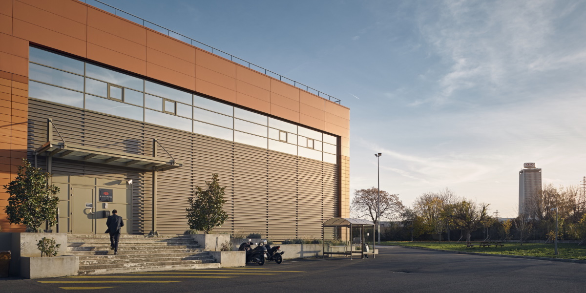 Dans les 11 centres de données français d’Equinix, la protection incendie est assurée par un ensemble de dispositions combinant des moyens organisationnels, des moyens techniques, des infrastructures bâtimentaires et constructives spécifiques. Centre de donnée d'Equinix. Crédit : Epaillard Machado