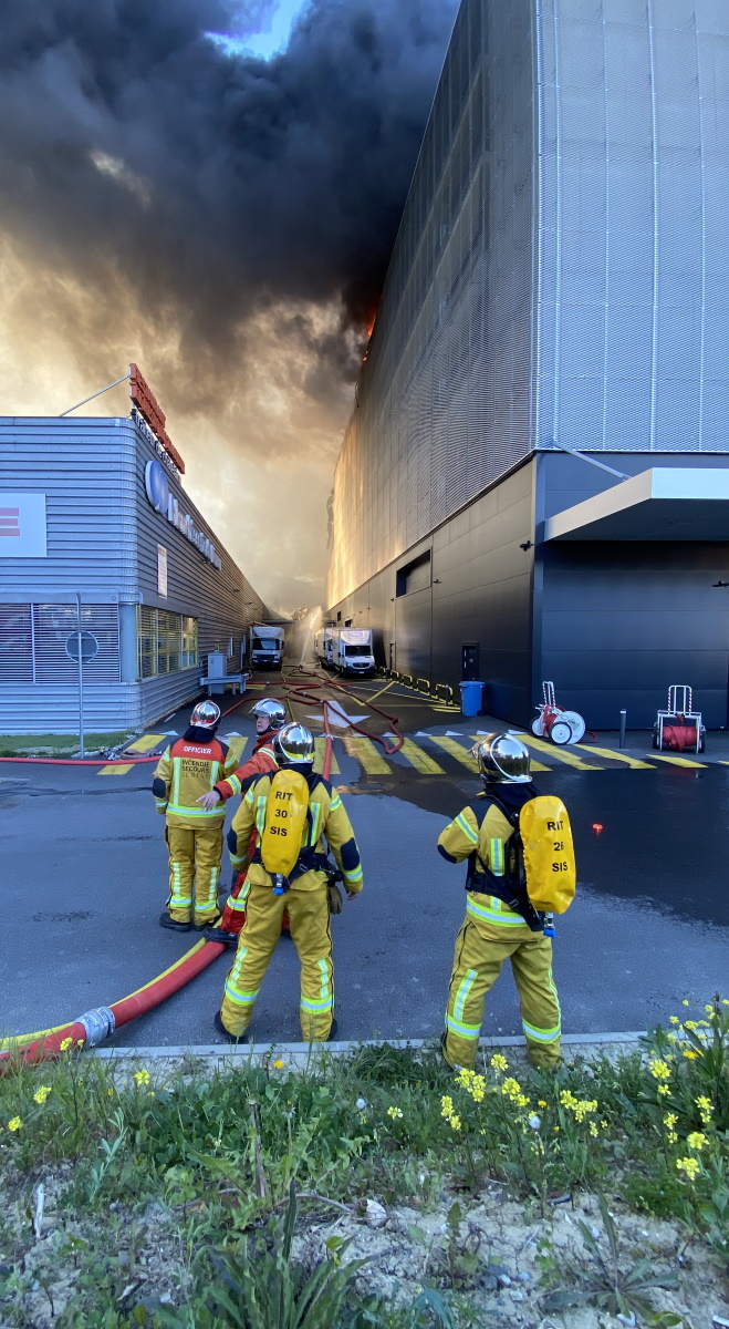 L'entrepôt voisin n'est qu' 8 m.-Crédit : Incendie Secours Genève