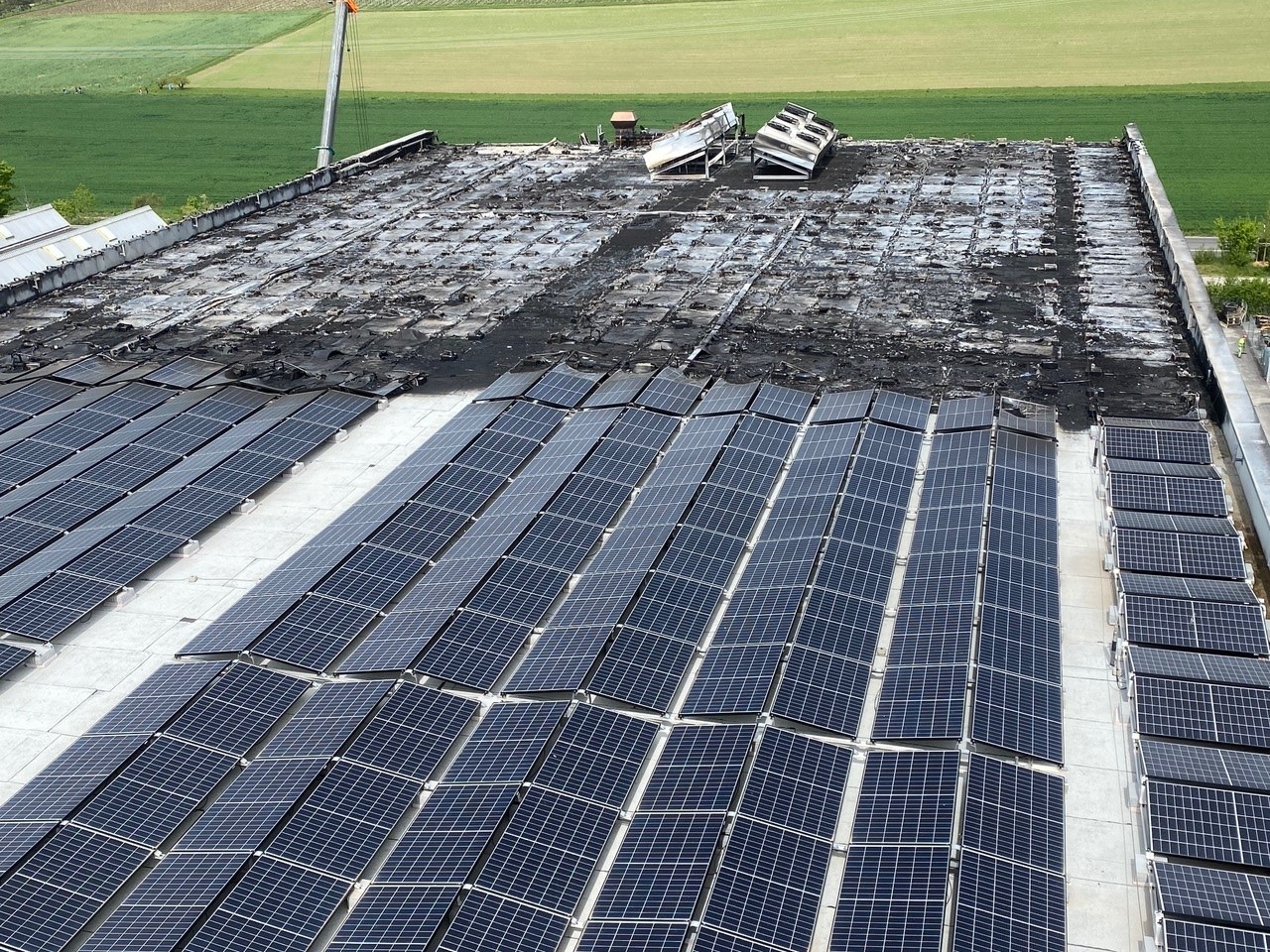 Les panneaux photovoltaïques brulée bien au-delà du mur coupe-feu -Crédit : René Dosne-Face au Risque