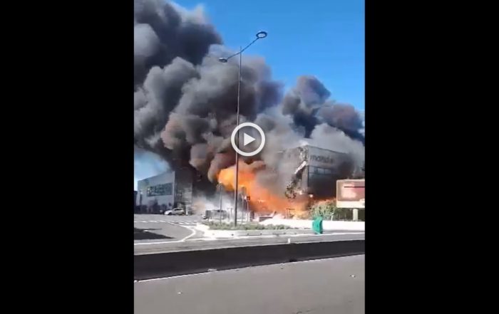 Incendie à Rungis dans un entrepôt de Groupe Mandar. (Capture vidéo Twitter).