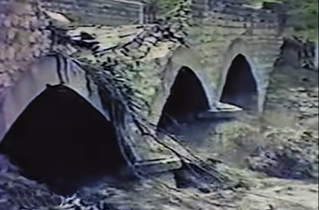 Inondations Vaison-la-Romaine - Les deux ponts en aval de la ville ne résistent pas à la crue - Capture vidéo