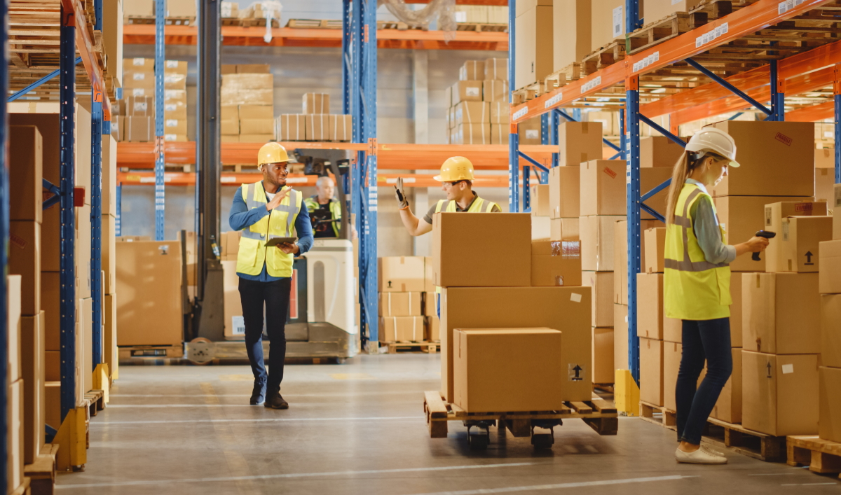 Préserver l’humain dans la logistique. (Crédit photo Gorodenkoff_AdobeStock).