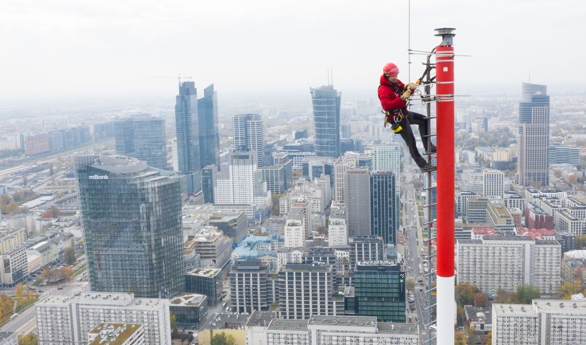 Système d'arrêt des chutes et système de maintien au poste de travail (longe Absorbica Tie-back). Crédit photo Petzl.