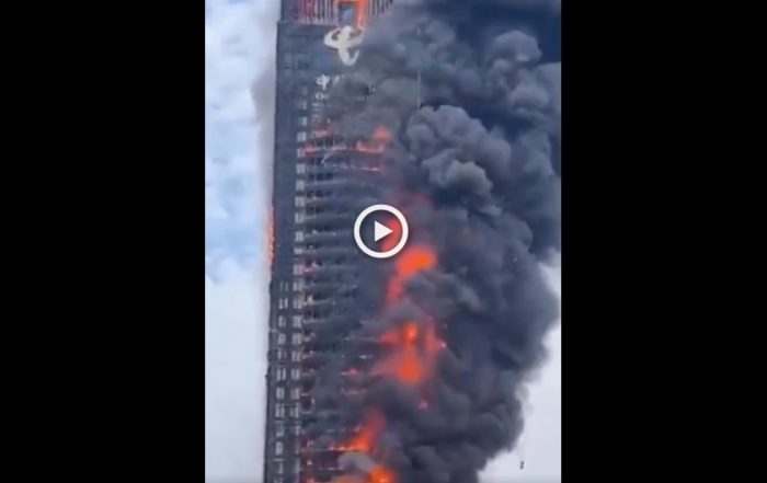 Violent feu de façade sur un gratte-ciel à Changsha (Chine). Capture Twitter.