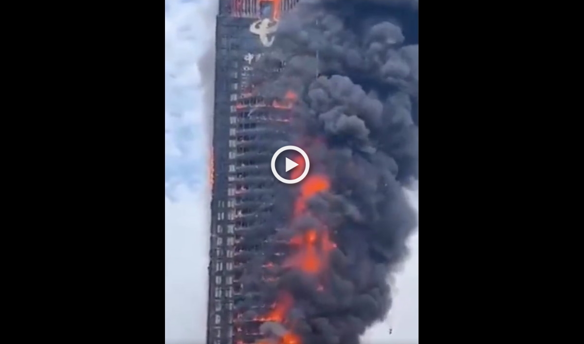 Violent feu de façade sur un gratte-ciel à Changsha (Chine). Capture Twitter. Violent feu de façade sur un gratte-ciel à Changsha (Chine). Capture Twitter.