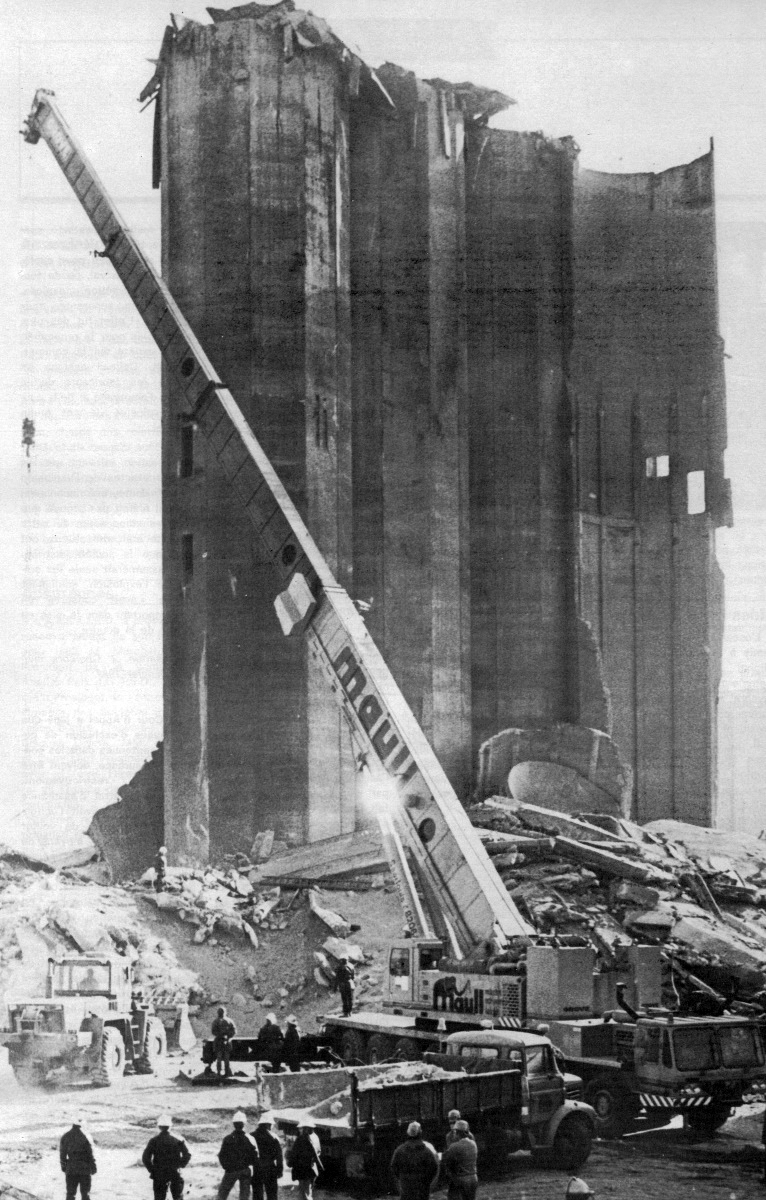 Explosion de silo à Metz - Deux grues dégagent les tonnes de gravats-Crédit : Archives Face au Risque
