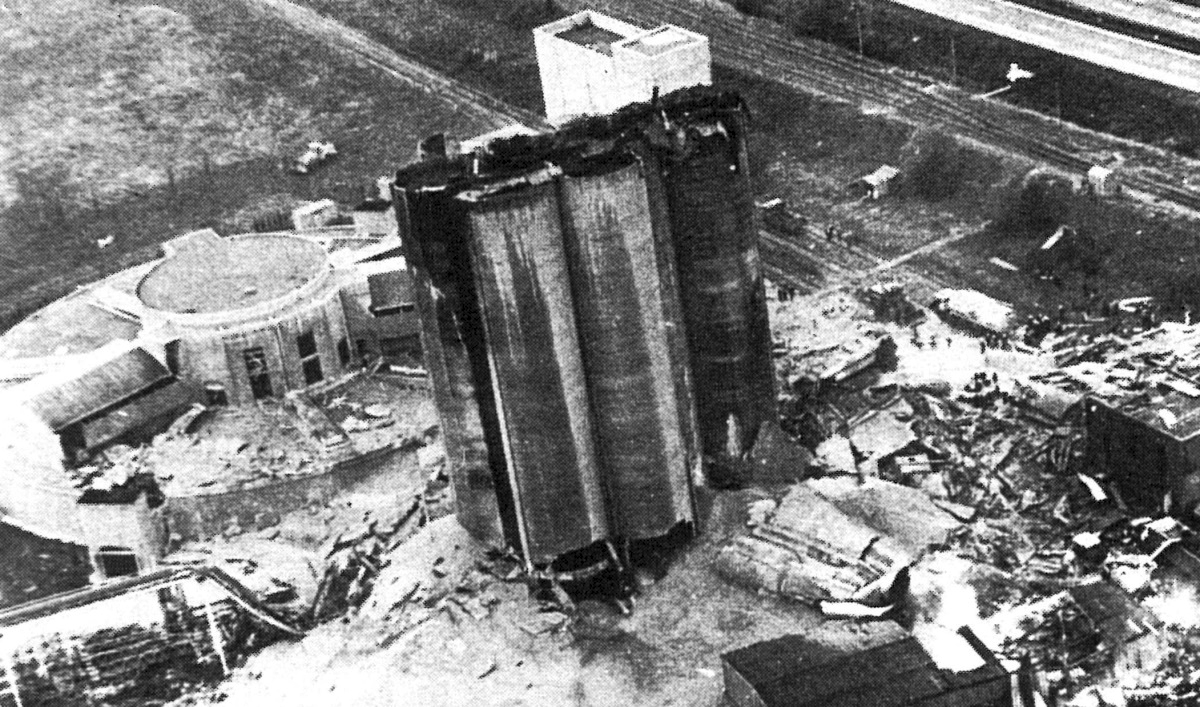 Explosion d’un silo à Metz le 18 octobre 1982 – Photo Archives FAR- Photo Gendarmerie Nationale Explosion d'un silo à Metz le 18 octobre 1982 - Photo Archives FAR- Photo Gendarmerie Nationale