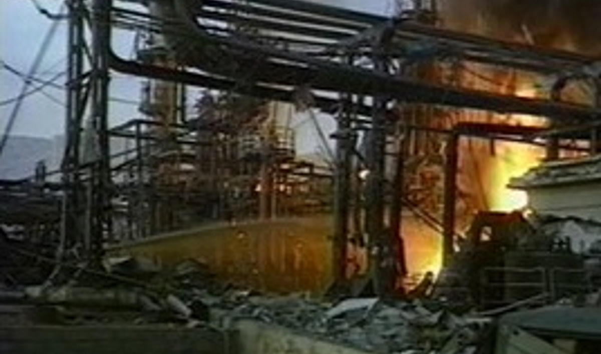 Explosions à la raffinerie de La Mède-Capture vidéo archives Ina Explosions à la raffinerie de La Mède-Capture vidéo archives Ina