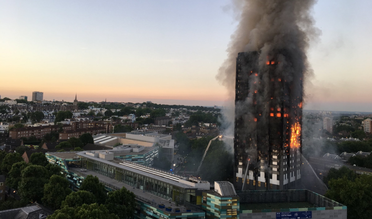 Tour Grenfell en feu - Crédit: Natalie Oxford-Wikimedia Commons