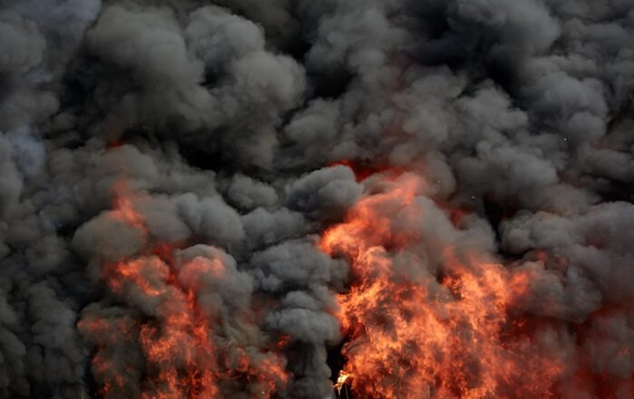 Des substances dangereuses, issues de la décomposition des produits, peuvent être libérées lors d'un incendie. Crédit : Adobestock - Igor Rotari