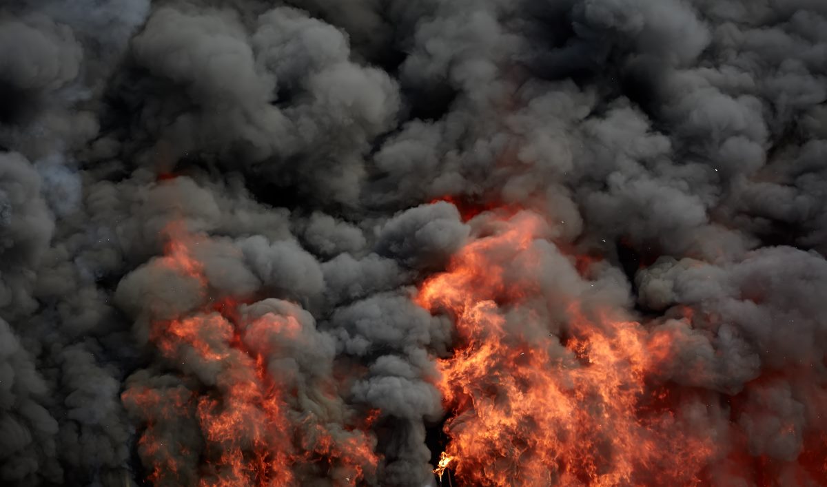 Des substances dangereuses, issues de la décomposition des produits, peuvent être libérées lors d'un incendie. Crédit : Adobestock - Igor Rotari