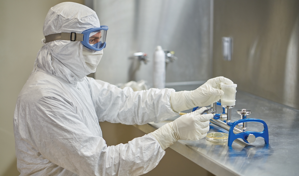 Blouse de laboratoire réutilisable pour faire face aux particules, micro-organismes et éclaboussures. (Crédit photo DuPont). Blouse de laboratoire réutilisable pour faire face aux particules, micro-organismes et éclaboussures. (Crédit photo DuPont).