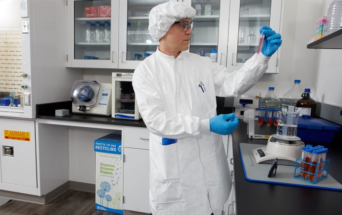 Exemple d'amélioration de la durabilité des EPI avec la blouse de laboratoire réutilisable DuPont Tyvek IsoClean. (Crédit photo DuPont).