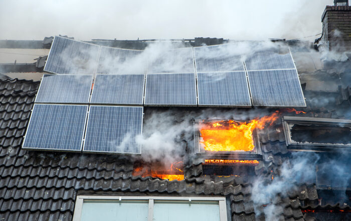 Panneaux solaires en feu - Crédit: Laurens-AdobeStock