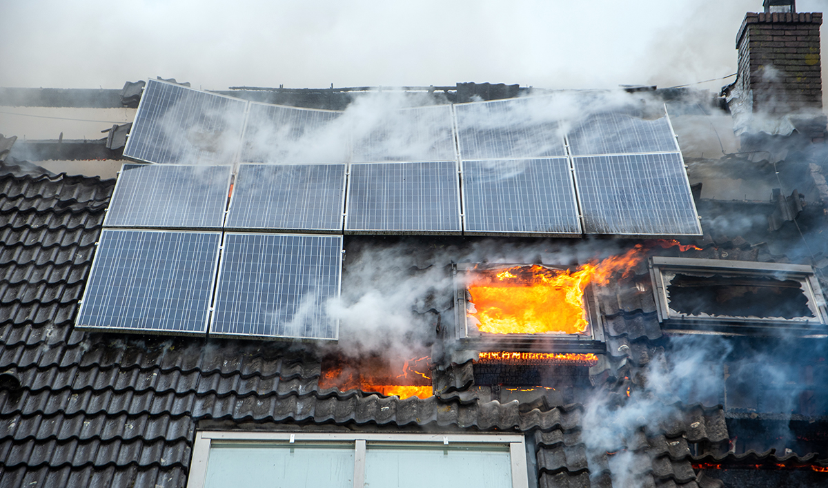 Panneaux solaires en feu - Crédit: Laurens-AdobeStock