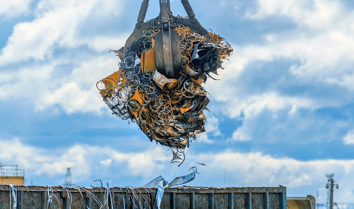 A grab crane loads iron, steel and scrap metal into a truck – Crédit:Евгений Панов-AdobeStock A grab crane loads iron, steel and scrap metal into a truck - Crédit:Евгений Панов-AdobeStock