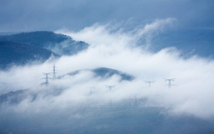 Brume pylône électrique - Crédit: Georges Maurice/Adobe Stock