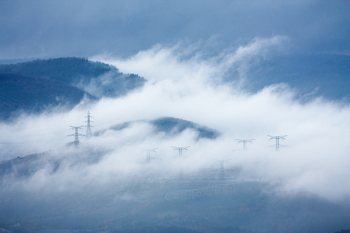 Brume pylône électrique - Crédit: Georges Maurice/Adobe Stock