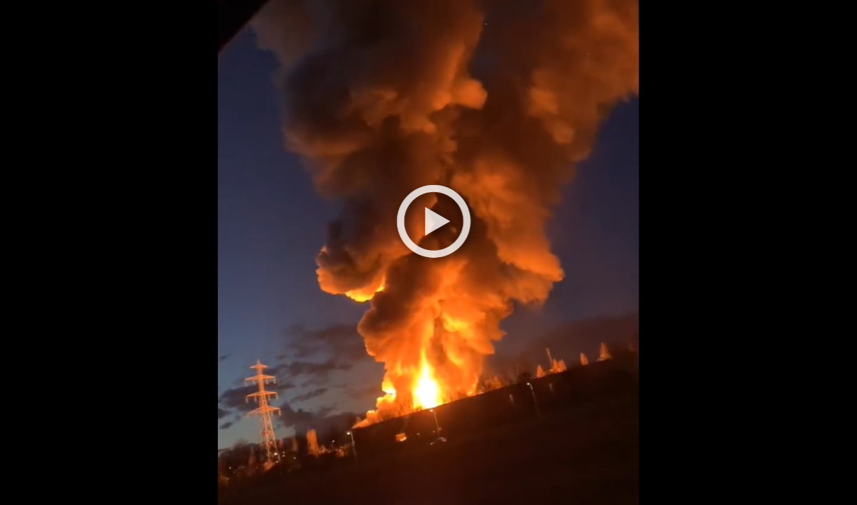 Incendie entrepôt Bolloré Logistics contenant des batteries lithium à Grand-Couronne, près de Rouen. Capture Twitter - Snapchat (Amavine_).