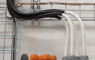 Peinture intumescente en sortie d’armoire électrique.