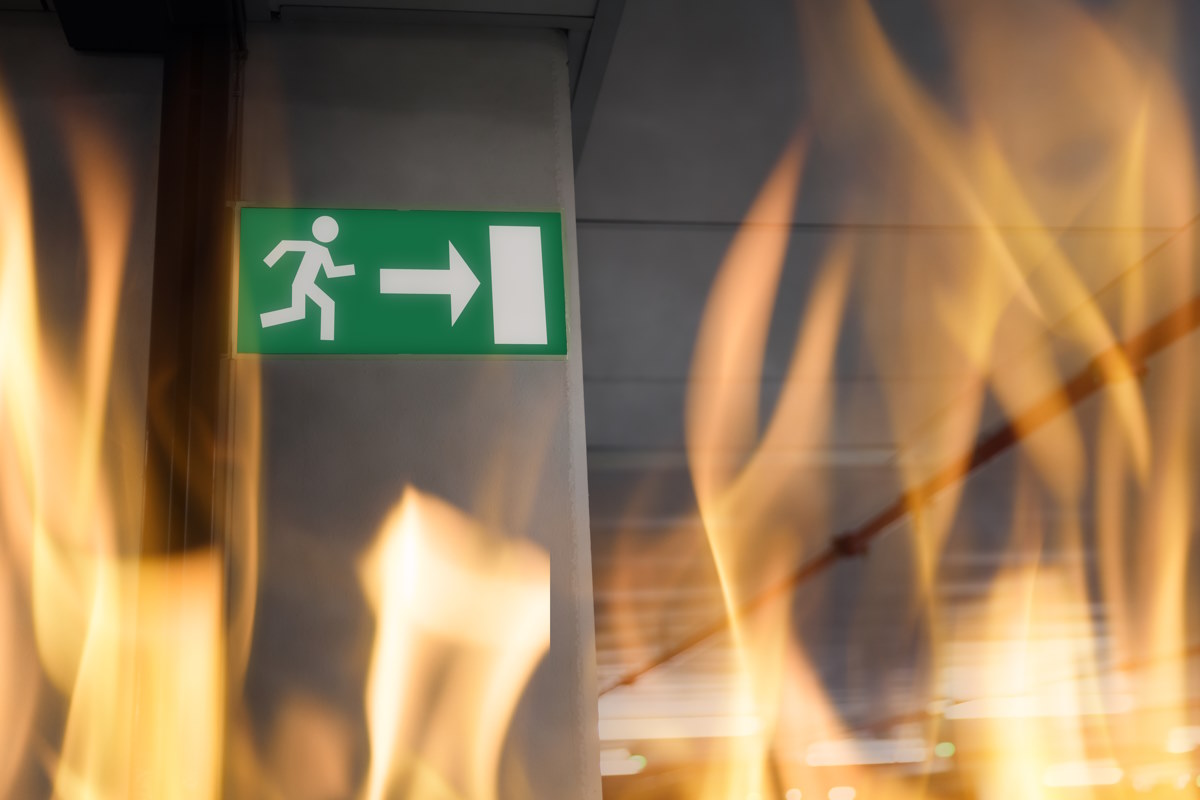 Incendie et évacuation, une problématique cruciale en ERP. Crédit : Andrey Popov - Adobestock