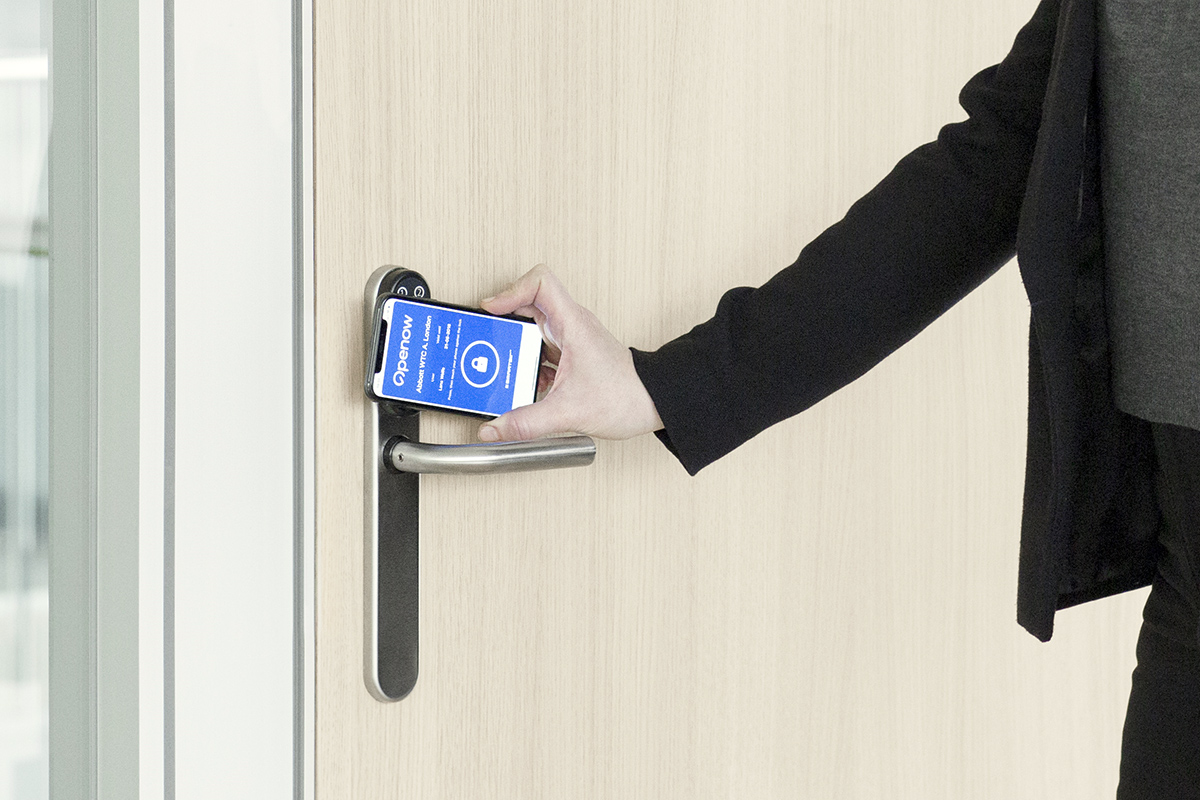 Ouverture d'une porte équipée d'une serrure électronique à l'aide d'un smartphone - Crédit: Assa Abloy