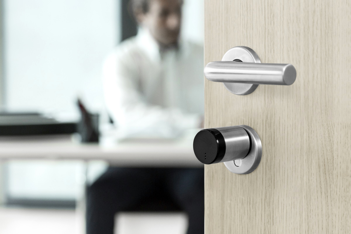 Une serrure électronique peut se déverrouiller à l'aide d'un badge ou d'un smarpthone - Crédit: Assa Abloy