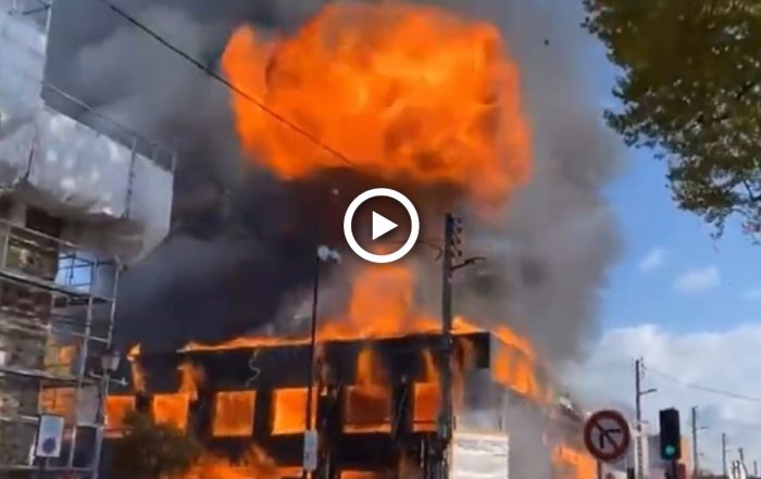 Incendie sur le chantier d'une école à Montfermeil. (Capture Twitter - @mohax6_0).