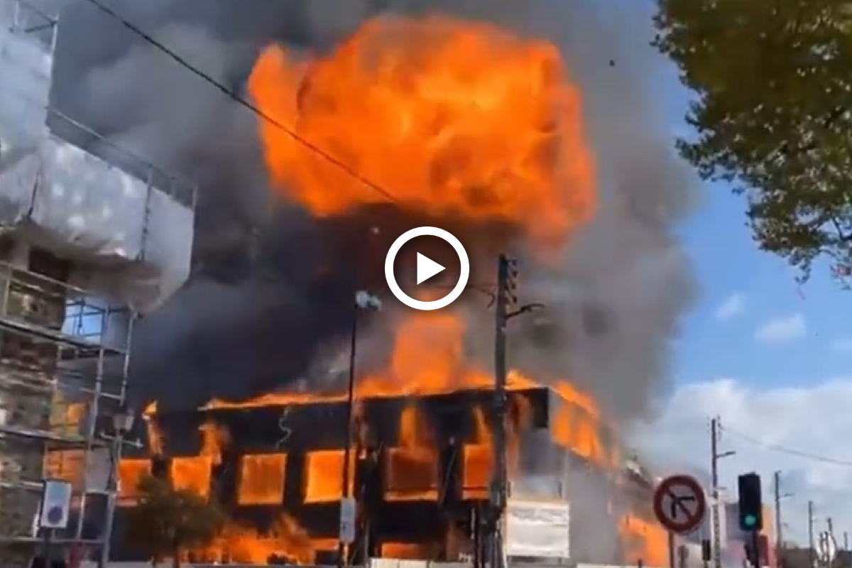Incendie sur le chantier d'une école à Montfermeil. (Capture Twitter - @mohax6_0).