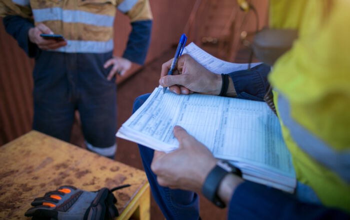 La gestion des documents obligatoires est une des missions les plus réalisées par les chargés de sécurité. Crédit : Kings Access/AdobeStock