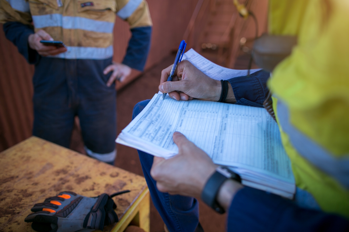 La gestion des documents obligatoires est une des missions les plus réalisées par les chargés de sécurité. Crédit : Kings Access/AdobeStock