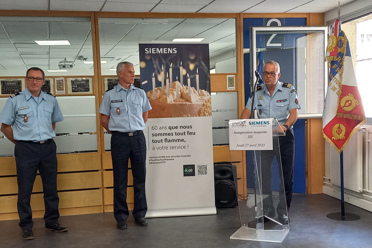 Discours du Colonel Eric Moulin (responsable du site parisien de l’Ensosp), à côté de Grégory Allione (Inspecteur Général en commandement de l’Ensosp). Crédit photo Eitel Mabouong – Face au Risque. Discours du Colonel Eric Moulin (responsable du site parisien de l'Ensosp), à côté de Grégory Allione (Inspecteur Général en commandement de l'Ensosp). Crédit photo Eitel Mabouong - Face au Risque.