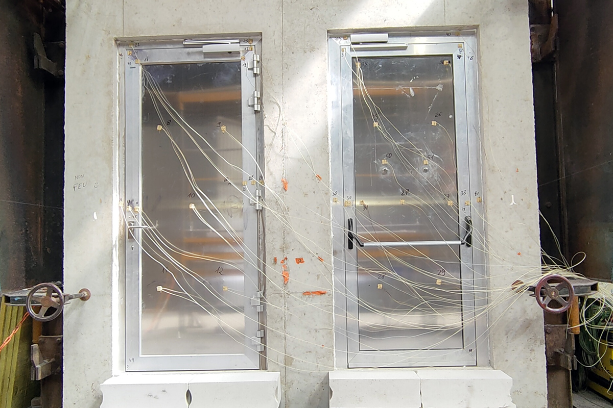 Passage d’un test coupe-feu sur une porte multirésistances au sein d’un laboratoire agréé – Crédit: Fichet Group. Passage d'un test coupe-feu sur une porte multirésistances au sein d'un laboratoire agréé - Crédit: Fichet Group.