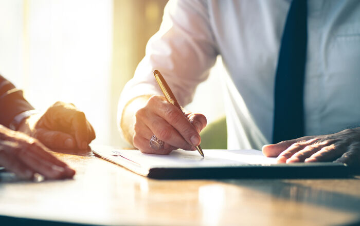 Closeup Businessman signing a contract investment - Crédit: Pitchayaarch/AdobeStock