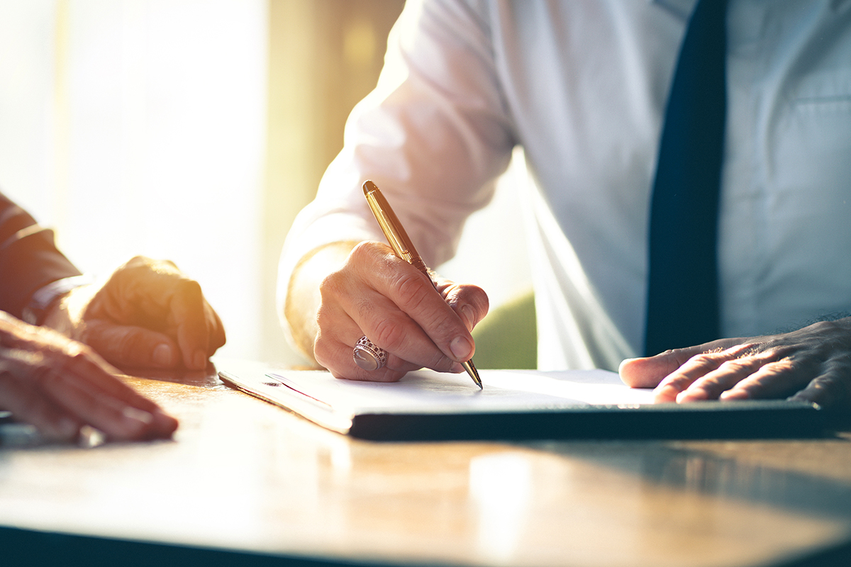 Closeup Businessman signing a contract investment - Crédit: Pitchayaarch/AdobeStock