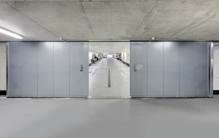 Porte coupe-feu coulissante installée dans un parking - Crédit: Novoferm Lutermax