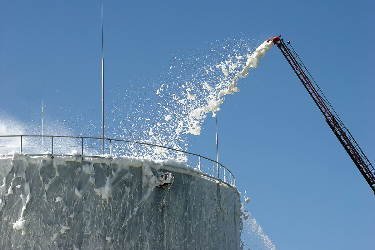 extinguishing of the oil store