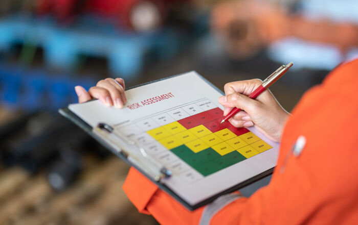 Action of a person is using ballpoint pen to marking on the risk - Crédit: Nattawit/AdobeStock