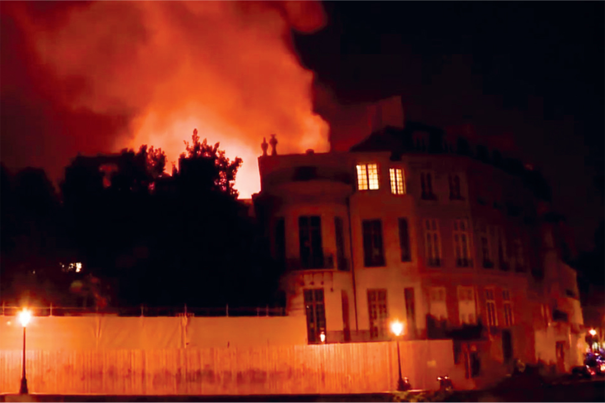 Feu à l'hôtel Lambert - Crédit: capture d'écran YouTube