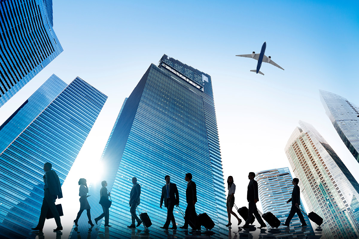 Business People Walking Corporate Travel Airplane Concept - Crédit: Rawpixel/AdobeStock
