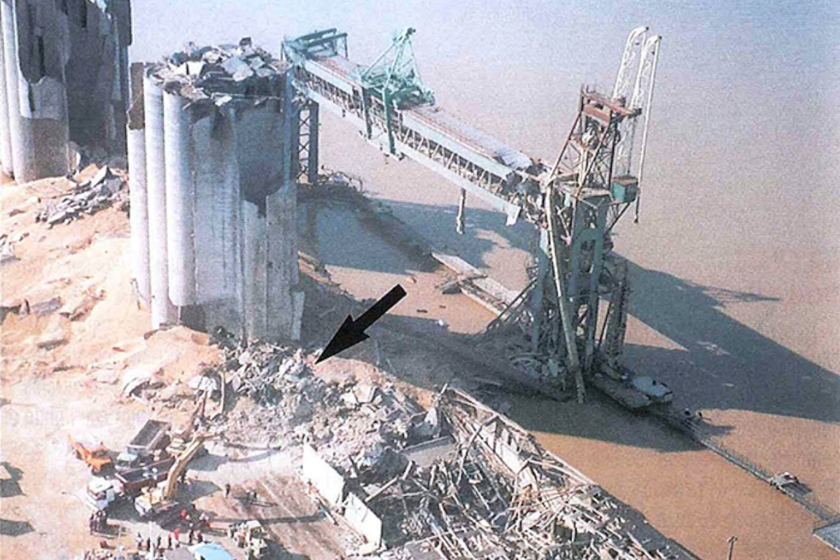 Un silo soufflé par une explosion à Blaye-Crédit René Dosne-FI-n°338