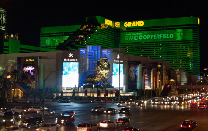 Deux casinos de Las Vegas perdent 15 millions de dollars dans une cyberattaque. (Photo du MGM Grand, crédit Tristan Surtel Wikimedia CC).