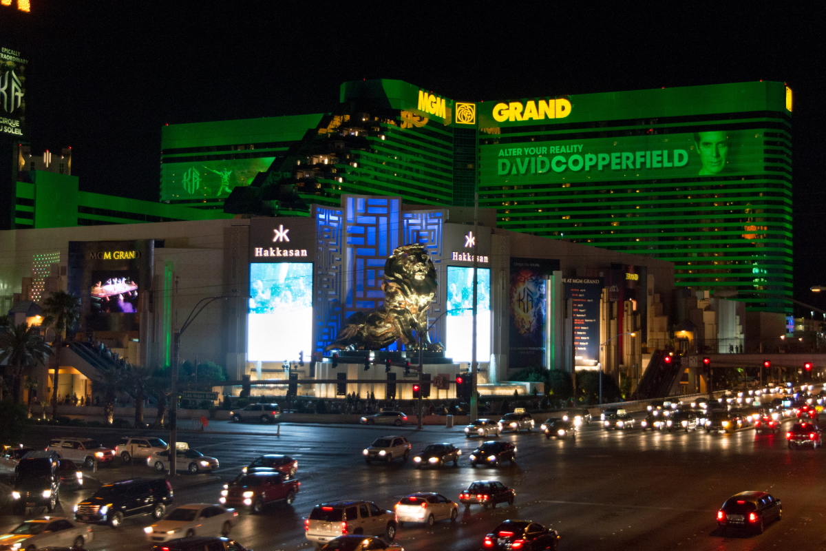 Deux casinos de Las Vegas perdent 15 millions de dollars dans une cyberattaque. (Photo du MGM Grand, crédit Tristan Surtel Wikimedia CC).