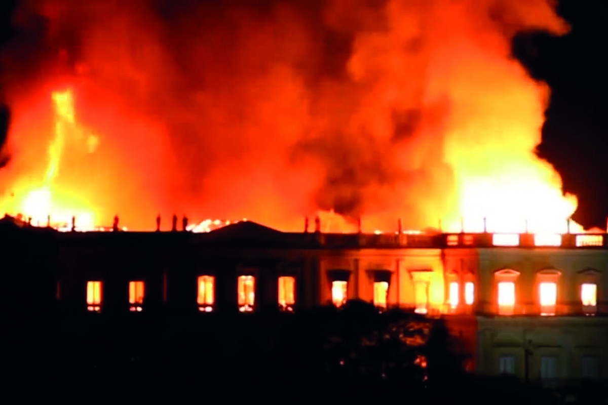 Incendie du musée de Rio – Crédit: capture YouTube Incendie du musée de Rio - Crédit: capture YouTube