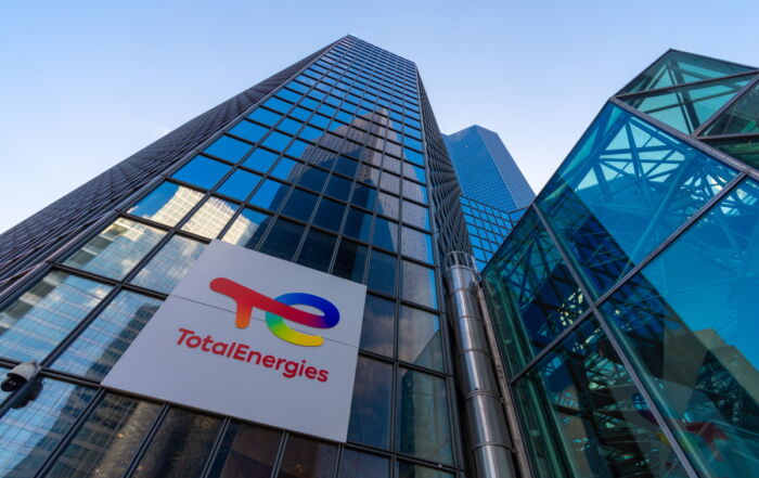 Mise en demeure par la Dreal du site Total Lubrifiants (TotalEnergies Lubrifiants) près de Rouen. (Image de la tour Total Coupole à Paris La Défense, crédit HJBC _ AdobeStock).