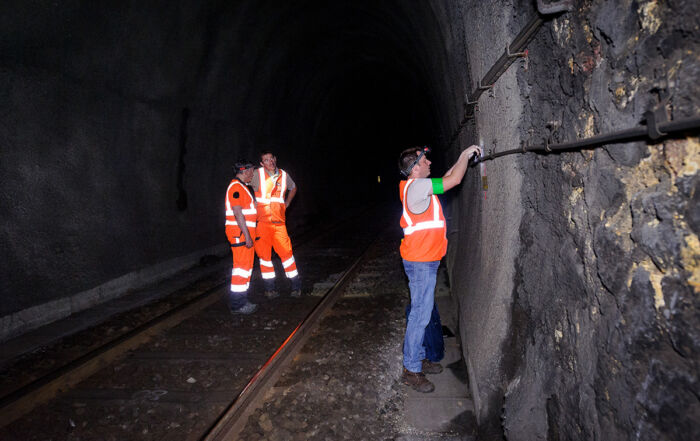 Pose de détecteurs de radon (IRSN) dans le tunnel d'Albespeyres (Lozère - 48) - Crédit: Arnaud Bouissou/Terra