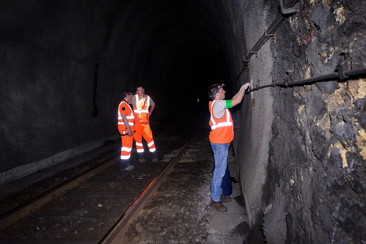 Pose de détecteurs de radon (IRSN) dans le tunnel d'Albespeyres (Lozère - 48) - Crédit: Arnaud Bouissou/Terra