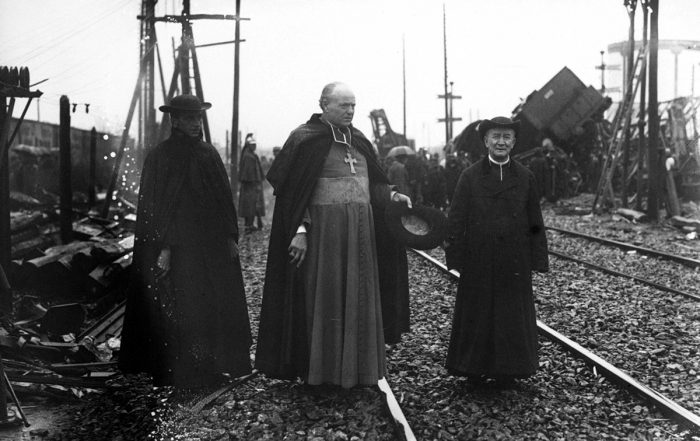 Catastrophe de Melun 1913, Monseigneur Marbeau, évêque de Meaux, sur les lieux de la catastrophe - Crédit: libre de droits