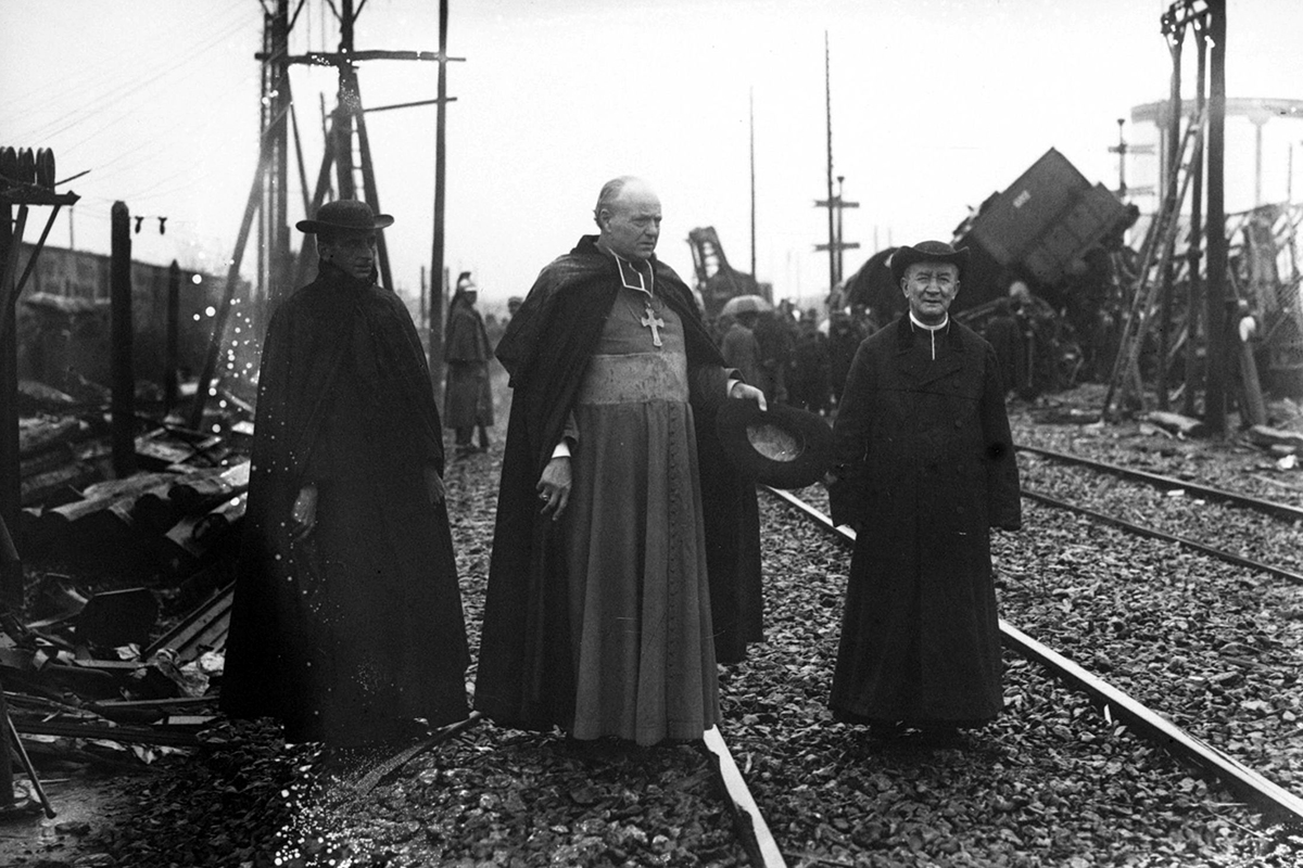Catastrophe de Melun 1913, Monseigneur Marbeau, évêque de Meaux, sur les lieux de la catastrophe – Crédit: libre de droits Catastrophe de Melun 1913, Monseigneur Marbeau, évêque de Meaux, sur les lieux de la catastrophe - Crédit: libre de droits