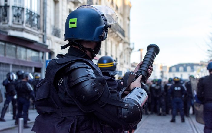 Gendarme avec lanceur de grenades lacrymogènes - Crédit : Kevin/AdobeStock